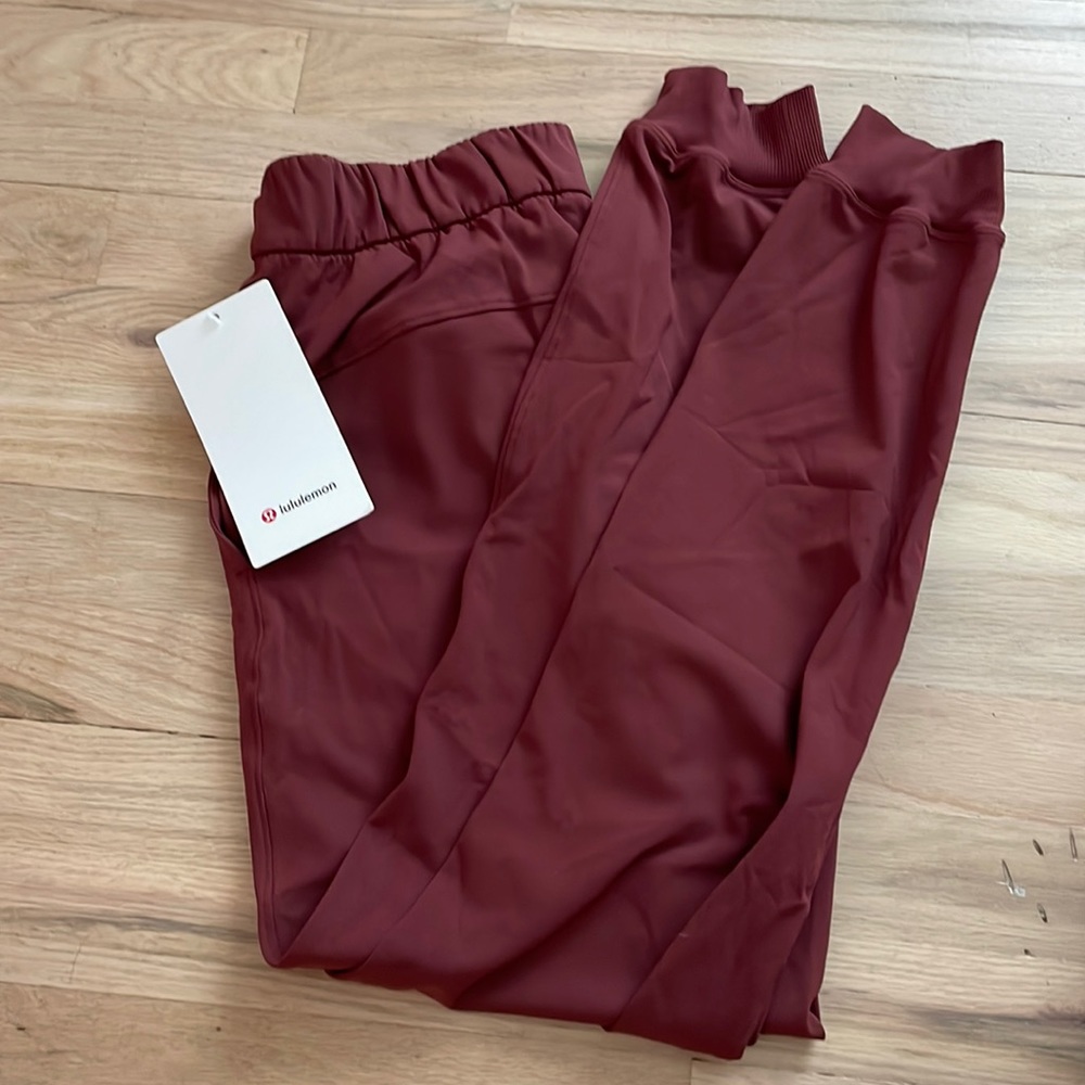 Lululemon on the fly joggers
